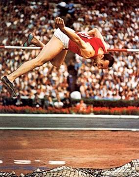 Валерий Брумель (1942 - 2003), лучший прыгун в высоту за первые 75 лет существования Международной любительской легкоатлетической федерации (IAAF). 6-кратный мировой рекордсмен с наивысшим достижением 2 м 28 см. Этот результат остался непревзойдённым в применявшейся Брумелем перекидной технике. Чемпион СССР (1961-1963), Европы (1962), победитель открытых зимних чемпионатов США (1961, 1963, 1965), чемпион Олимпийских игр в Токио (1964). В 1961, 1962 и 1963 годах признавался лучшим спортсменом года в мире. Член ЦК ВЛКСМ с 1964 года. Попал в аварию 5 октября 1965 года, едва не потерял правую ногу. После 25 мелких и 7 крупных операций стал пациентом Илизарова. 28 мая 1968 года состоялась операция билокального компрессионно-дистракционного остеосинтеза: удалены нагноившиеся концы кости, большеберцовая кость рассечена в двух местах, дефект восполнен удлинением на 3,5 сантиметра. На всё лечение у Илизарова ушло 4,5 месяца. Вернулся в спорт, сумел прыгнуть на высоту 2 м 9 см, но после новой травмы вынужден был отказаться от дальнейших тренировок. Стал писателем, драматургом и самым полезным из добровольных помощников Илизарова в борьбе за его научное направление.