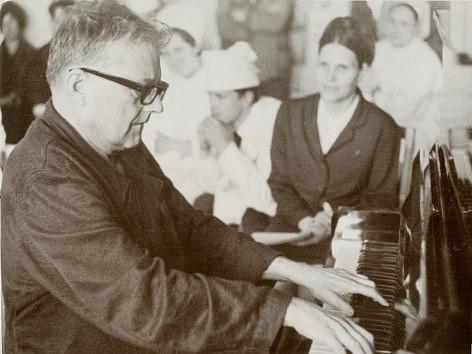 Дмитрий Дмитриевич Шостакович (1906 - 1975), великий композитор и музыкант, выступает перед персоналом илизаровской больницы в 1970 году после 4 месяцев удачного лечения. Пациент Илизарова в 1970-71 годах, всего провёл в курганской больнице 169 дней. Здесь он публично музицирует впервые с 1966 года, когда из-за утраты подвижности рук ему пришлось прекратить выступления. Фото из книги «Дмитрий Шостакович. Страницы жизни в фотографиях». Москва, «DSCH», 2006