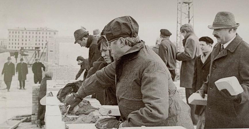 Виолончелист и дирижёр Мстислав Ростропович (1927 - 2007), профессор, народный артист СССР, лауреат Государственной и Ленинской премии кладёт стену, а Гавриил Абрамович Илизаров (1921 - 1992), директор института, доктор медицинских наук и заслуженный врач РСФСР, подтаскивает кирпичи.  Коммунистический субботник 11 апреля 1970 года в посёлке Рябково. Кладка стен третьего этажа корпуса филиал Ленинградского НИИТО им. Р.Л. Вредена (ныне второй корпус РНЦ «ВТО»). Это возводится ортопедотравматологическая клиника и цех для изготовления аппаратов Илизарова. По правую руку от Ростроповича трудятся музыканты Свердловского государственного симфонического оркестра и студенты Курганского музыкального училища. Ростропович позднее комментировал этот субботник так: «Это был единственный дом, который я строил в своей жизни! У меня потом неделю болела спина – не мог согнуться!» Когда весь кирпич положили, Илизаров повёл участников субботника на экскурсию по зданию. Не заметив отсутствия пола в одном углу, провалился на другой этаж. К счастью, там оказалась куча керамзита. Илизаров не разбился, а только испачкал шикарный импортный плащ рыжей пылью. Фото из книги «Дмитрий Шостакович. Страницы жизни в фотографиях». Москва, «DSCH», 2006
